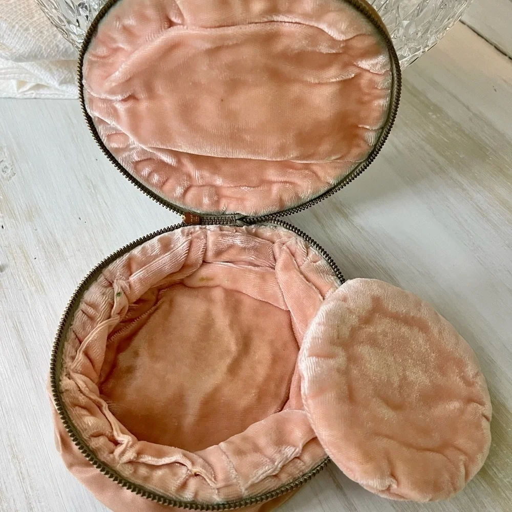 VINTAGE, ROUND 5 1/2” MAKEUP BAG WITH POWDER PUFF. ZIPPER CLOSURE.